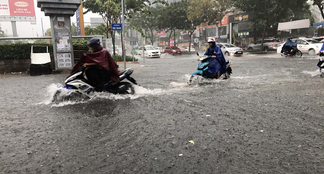 Hàng[-]không[-]tính[-]sắm[-]cầu[-]phao[-]đối[-]phó[-]chuyện[-]ngập[-]Tân[-]Sơn[-]Nhất?